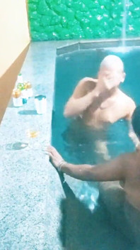 Kayınbiraderim havuzdan sonra benimle yattıktan sonra küvete gittik ve orada bile beni emdi