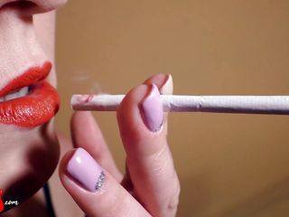 Red red: Güzel kadın sigara içiyor, sakso çekiyor ve yüzüne boşalıyor