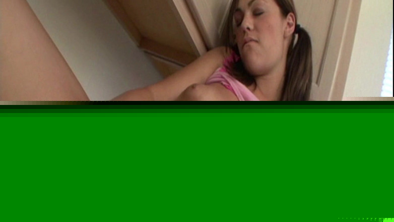 Spungy Gunk Films: Arika Foxx Lila dildo auf der küchentheke