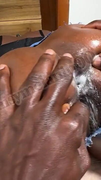18letý velký zadek v roztrhaných džínách dostane několik creampie a obrovský výstřik