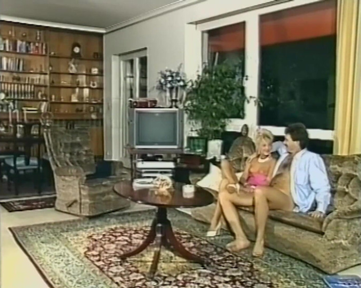 Vintage Climax: Мила брюнетка мамка відтрахана товстими хлопцями