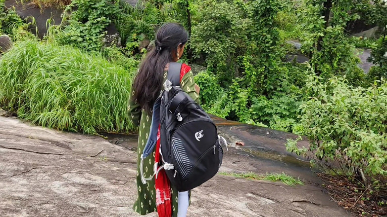 Premi pooja: Chica universitaria vino a deambular con tu novio- le dijo...