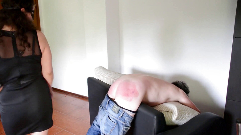 CM Fetish: Punizione corporale per un tipo sfortunato