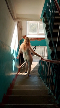 Je Suis Une Femme Pute Qui Entre Nue Dans L’entrée D’un Immeuble!