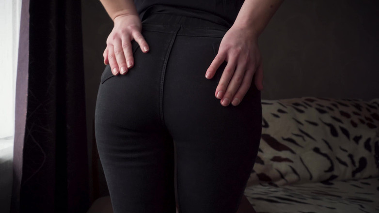 Teasecombo 4K: Sexy MILF v těsných černých džínách ukazující bílé tanga velryby ocas