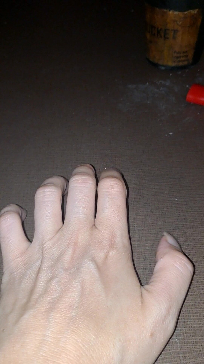 Naughty alchemy: Uñas largas y un cigarrillo