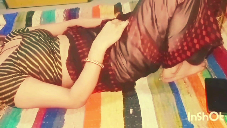 Village studio: 我可爱的继妹邀请我做爱，当时她一个人在她的卧室里