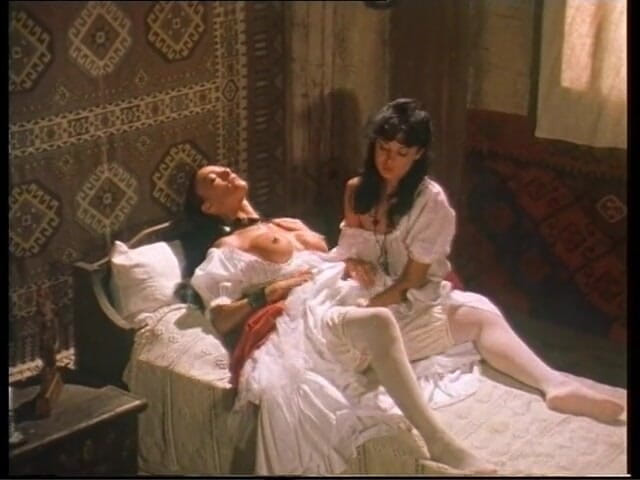 Lesbian Illusion: Due lesbiche bollenti che leccano le tette grosse