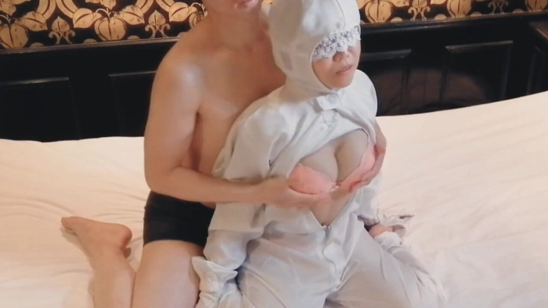 kawasakiBK: Si strofina il seno di un ispettore procace in un...