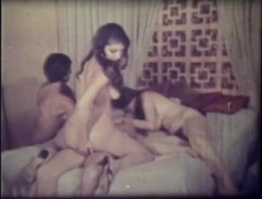 La sorellastra e la migliore amica adolescente hanno ingannato il fratellastro per fare sesso.