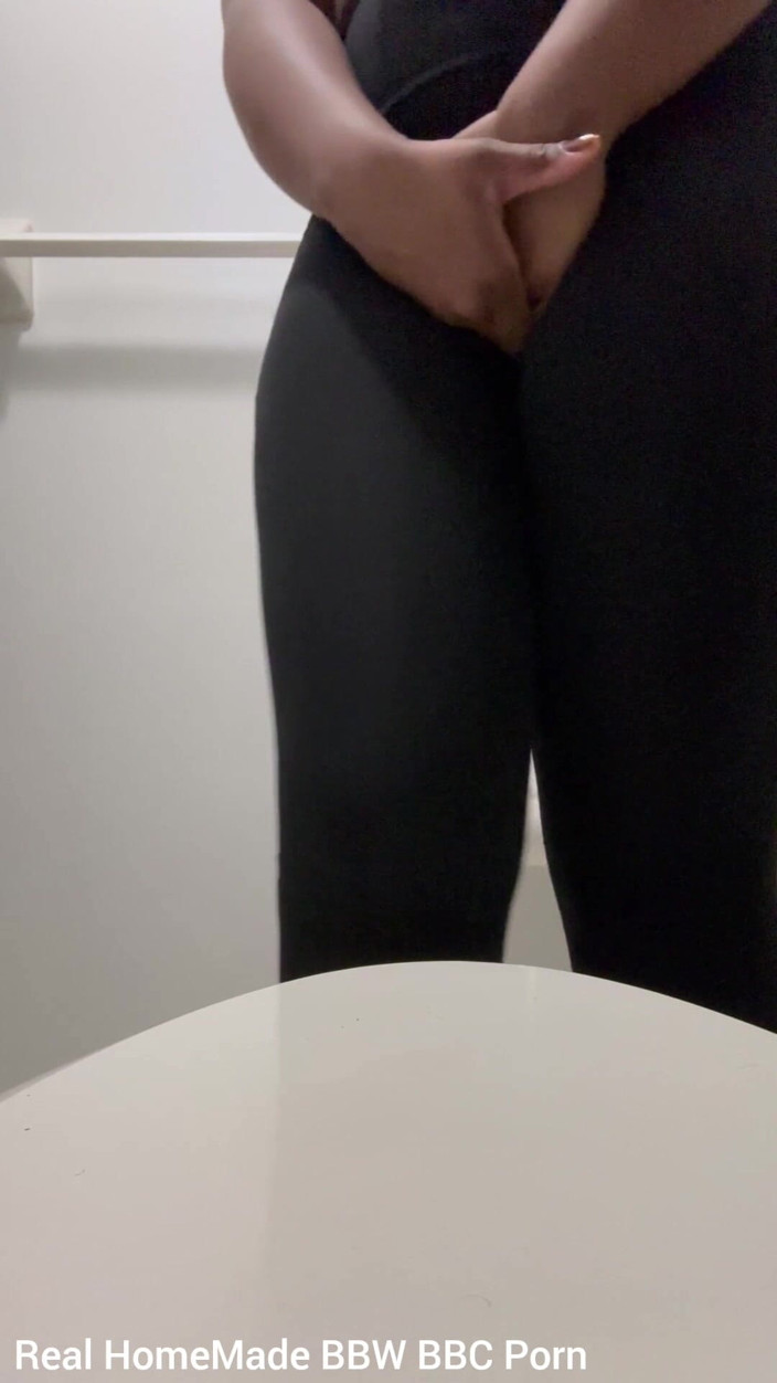 Super sexy ebony cuties: Robię tak, jak mi kazano trzymając moją wee przez cały...