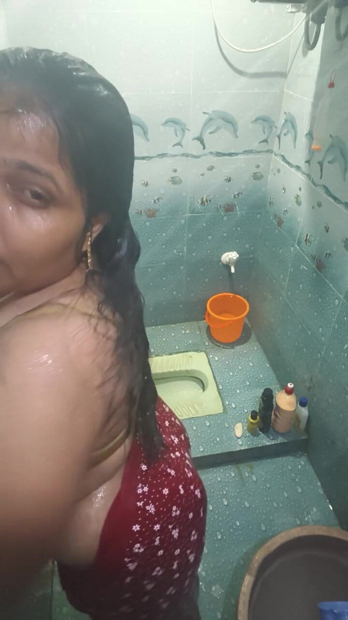 Susmitha2258: シャワーを浴びるデジの女性