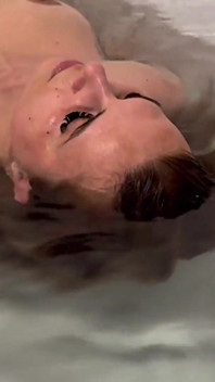 Pelo flotando en el agua de cerca