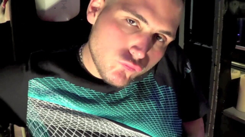 Sneaker gay: Sneaker dominaiton in Bacrkoom