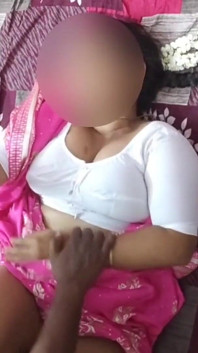 Sexy moglie indiana in camicetta bagnata sari sesso duro