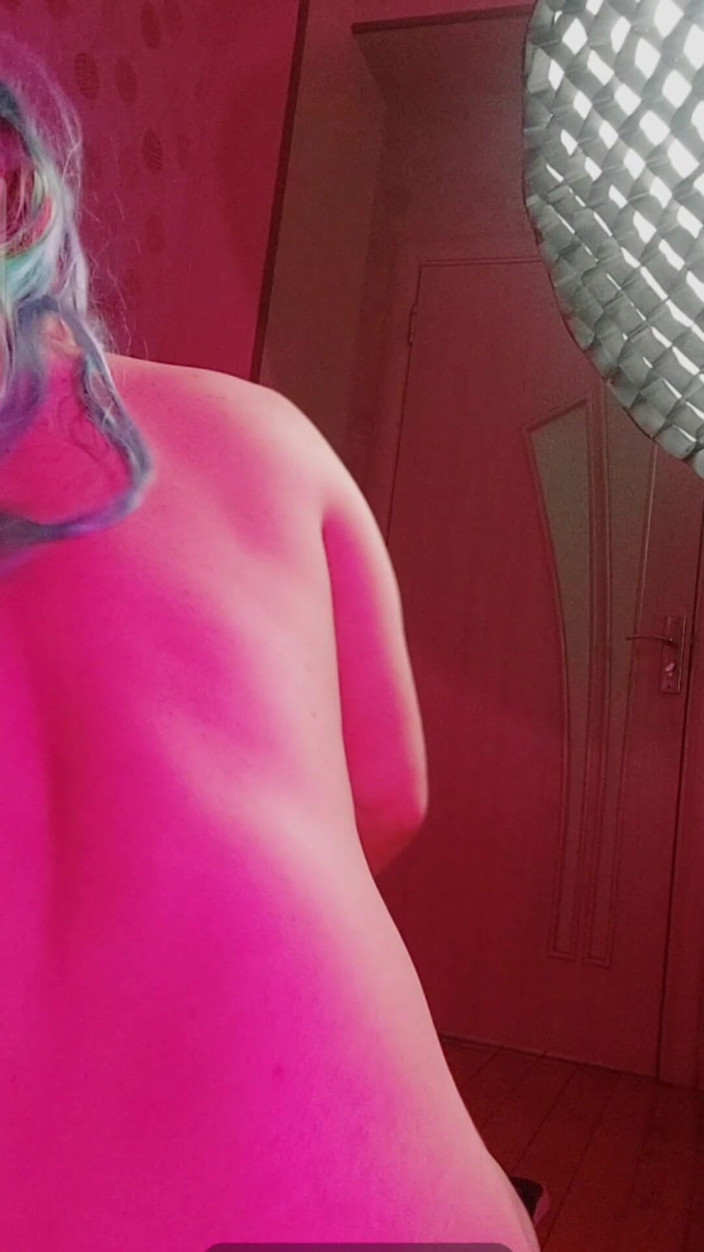 Kitty_Cross: Velký zadek hezká femboy v dark pinky ambiance oblékání jejích...