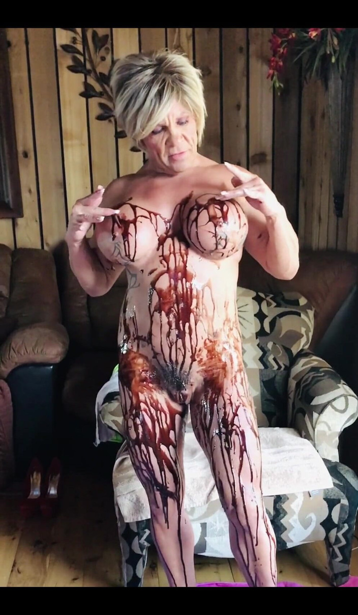 Musclemama4u: Mamuśki pokryte czekoladą lubisz czekoladę? Chcesz polizać?