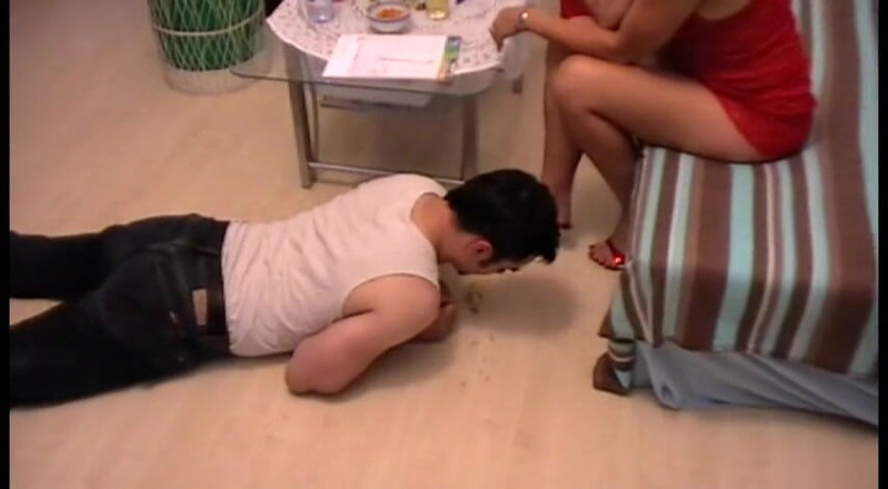 Foot Girls: Accidentally drooped my banana for my slave to eat