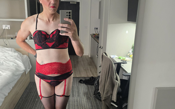 sissychristel: Sissy spoutaná k ptákovi