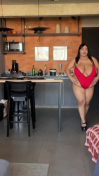La formosa bbw Nayara ledu modella costume da bagno e ingoia sperma