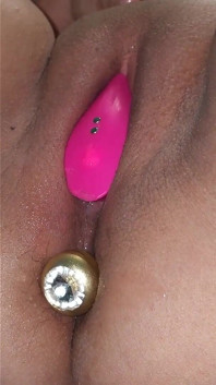 Plug anal en el culo y la masturbación del coño con vibrador