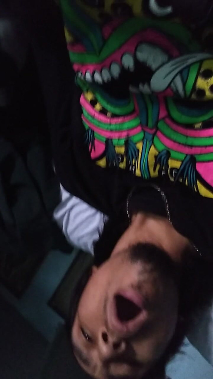 AlexAlejandro13: S pérem ve stoje