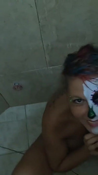 Mencuci wajah lukis halloween dengan kencing & air mani di mulut