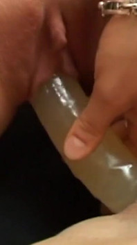 Depois de um banho quente, dois amigos gostam de lamber e brincar com seus brinquedos sexuais