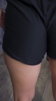 Une PAWG MILF taquine son cul dans un short sportif sous une armure