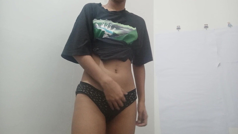 desigirl93: 小柄な女の子が彼女のおいしいマンコをオナニーする