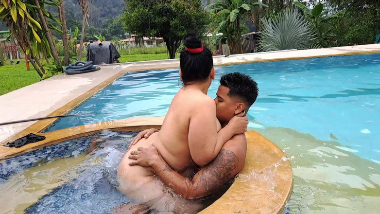 Jocelyn: Meine Stiefmutter Reitet Meinen Schwanz Im Pool