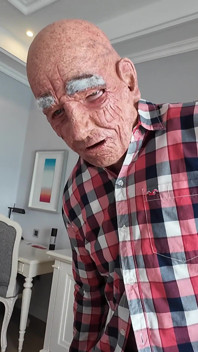 87-летний арендодатель использует свои полномочия для использования 18-летней девушки в худшем способе