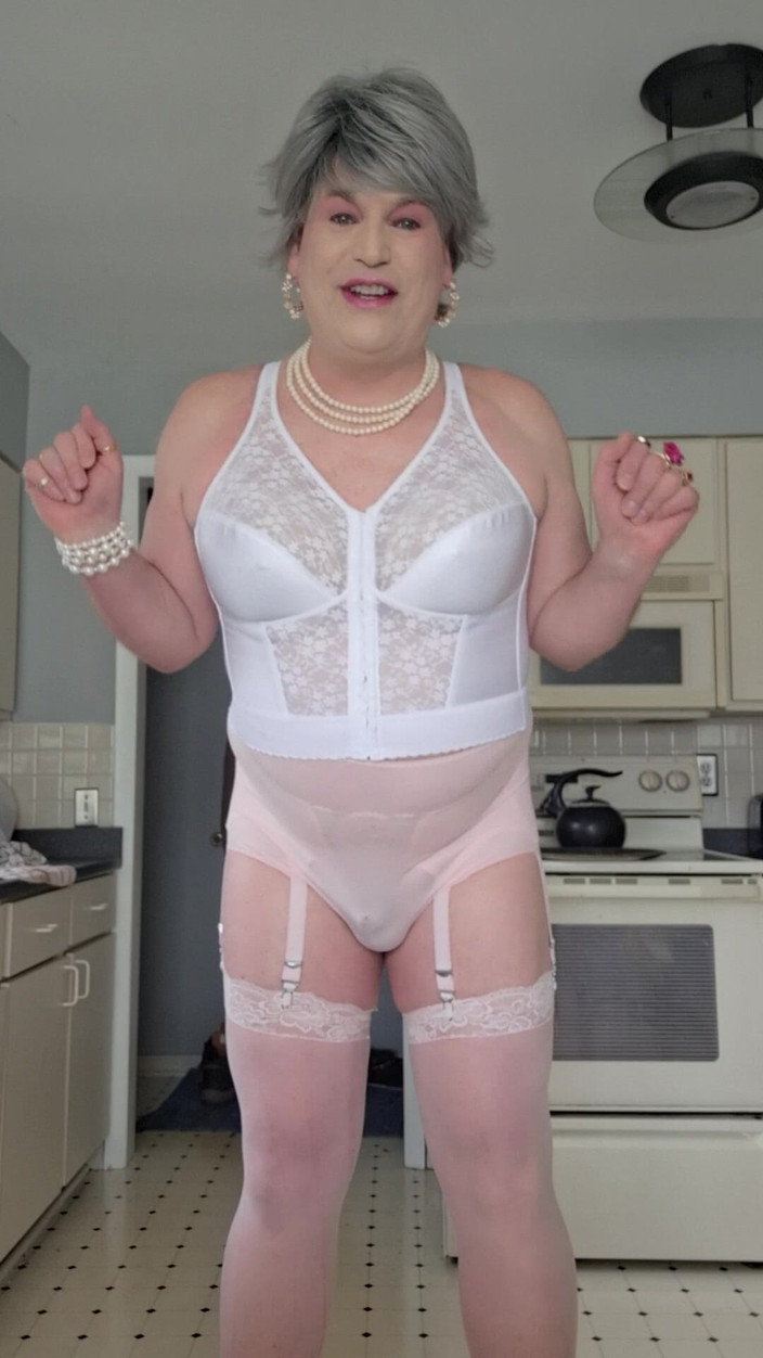 Victoria Lecherri: Bunicuța Tranny Cougar Vicki are nevoie de mai mulți tineri...