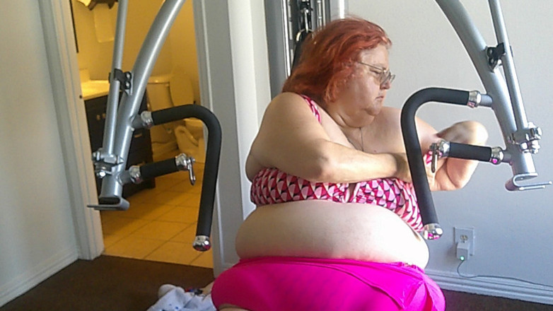BBW nurse Vicki adventures with friends: La Bella Infermiera Vicki Grande Si Esercita in Palestra Parte 1