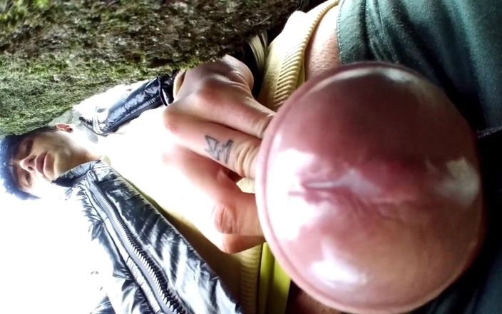 Idmir Sugary: 公園の木の後ろの精液をクローズアップし、亀頭でカメラレンズに精液をこすりつける