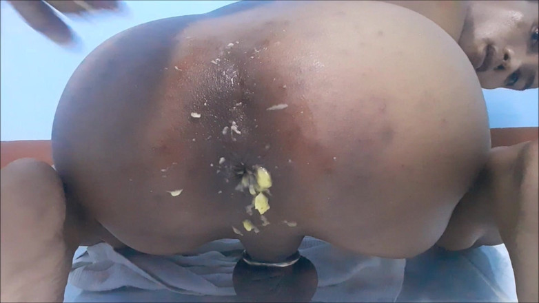 Nueng_Thai: Nueng 99 aç götüm, muz yiyor