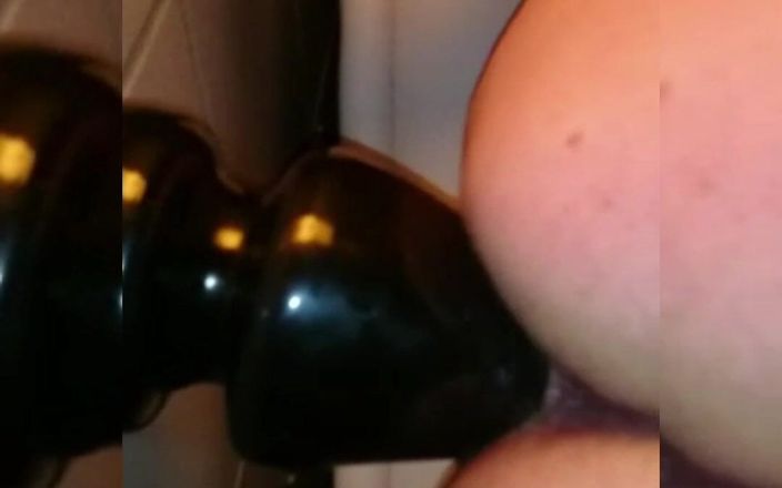 QueenSteffi: Zum ersten mal einen Xxl Buttplug verwenden