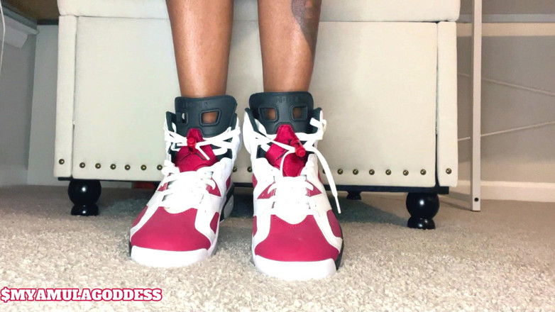 Mya Mula Goddess: Sneaker-schlampe