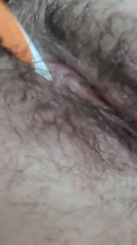 Grandota chica masturbándose con cepillo de dientes
