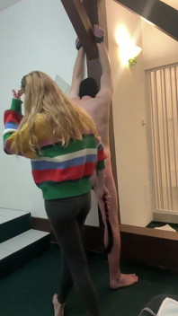 Eu chicoteo sua bunda e costas