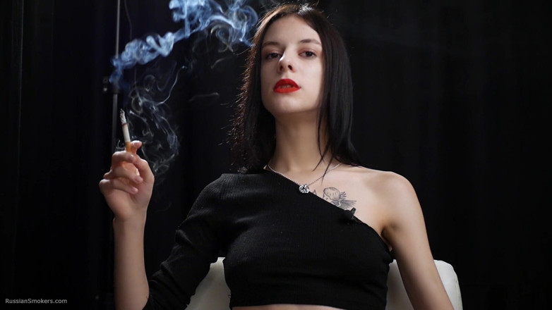 Russian Smokers: スリムな女が赤を2本吸ってる