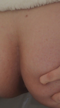 내 임신한 인도 의붓여동생은 화장실에서 흰색 의료 장갑을 끼고 있고 화장실에서 후방을 한 다음 그녀를 보여줘