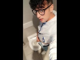 Idmir Sugary: Ficelle avec une grosse bite non circoncise dans des toilettes à...