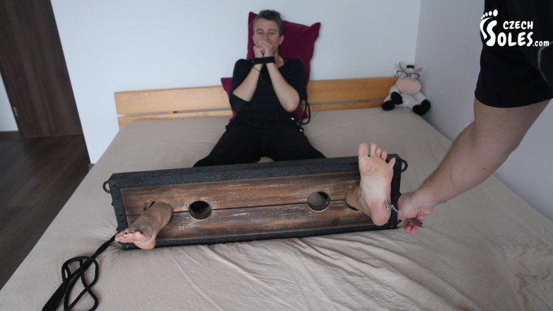 Czech Soles - foot fetish content: 裸足裏の罰とサブガールのための激しいくすぐり