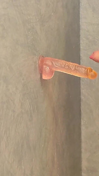 Pompino con dildo in doccia