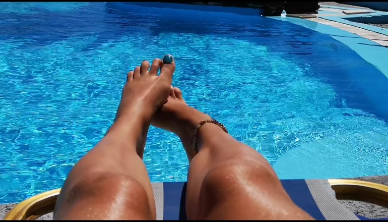 Erotic Tanya: jab main pool men aaraam karta hoon to najrandaaj kar...