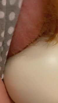 Sexy tření zrzavá chlupatá kundička pod sukní. Moje tajemství v ložnici