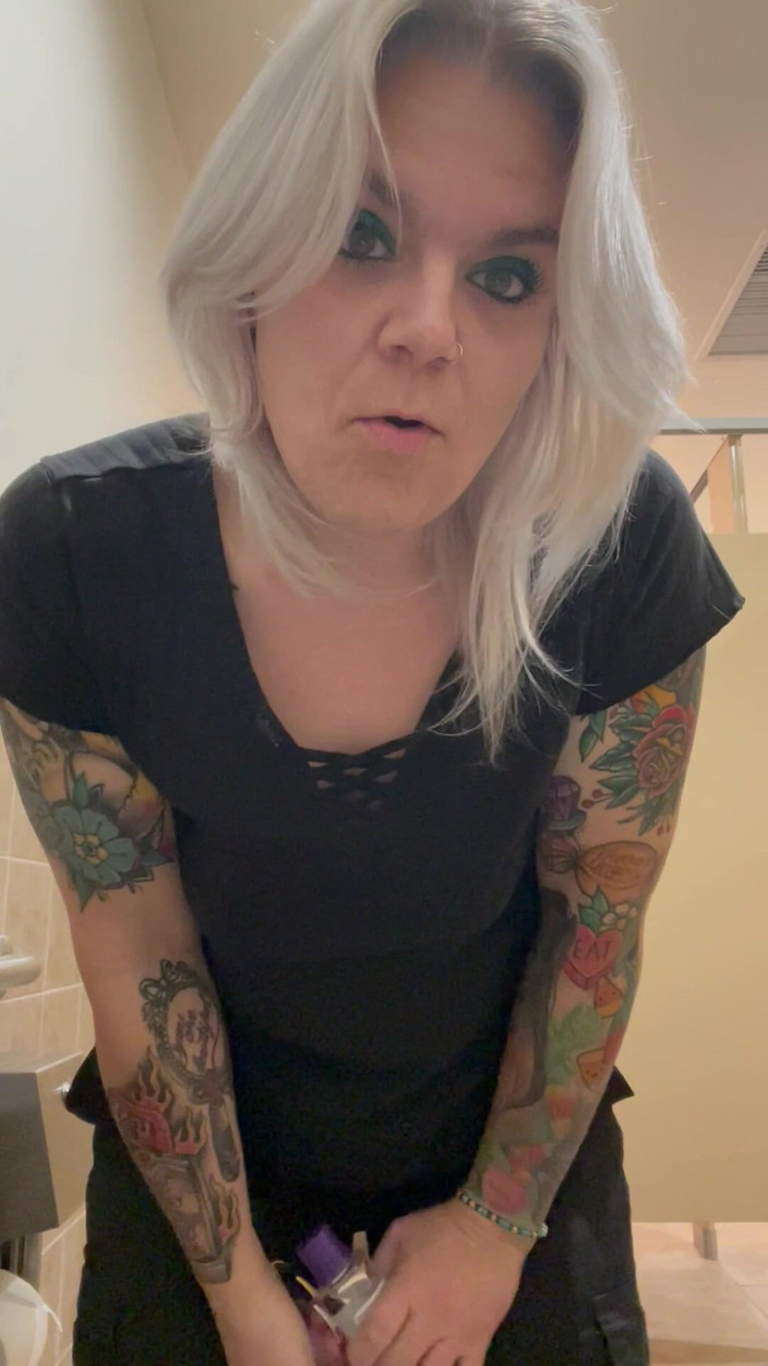 CherryBombBomb: Громадський туалет, гра в дупу