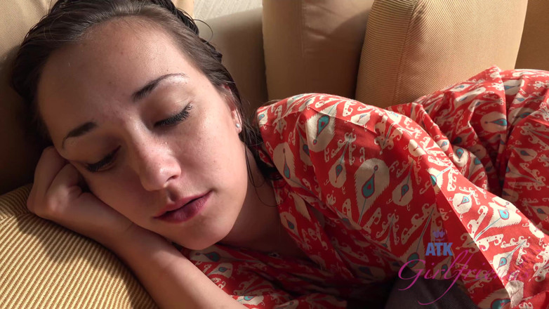 ATK Fans (Girlfriends): Victoria Rae дрочит член ее сексуальными ступнями