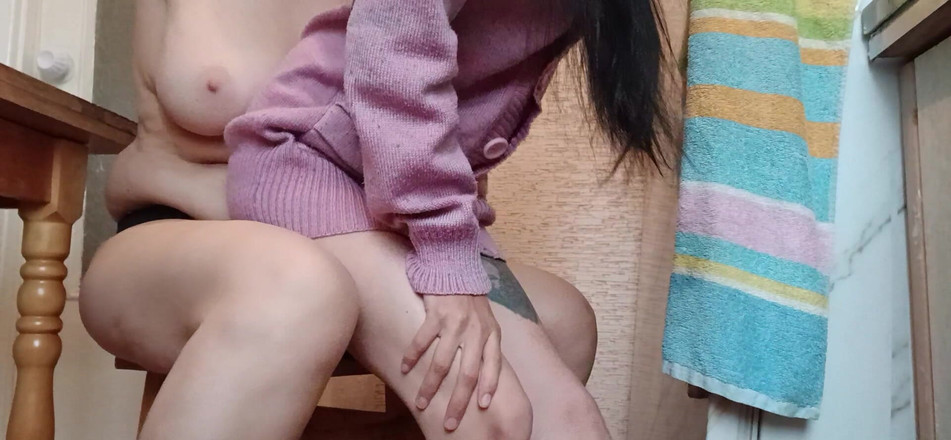 Lesbian-illusion: Snabb lesbisk sex i köket med en strap-on